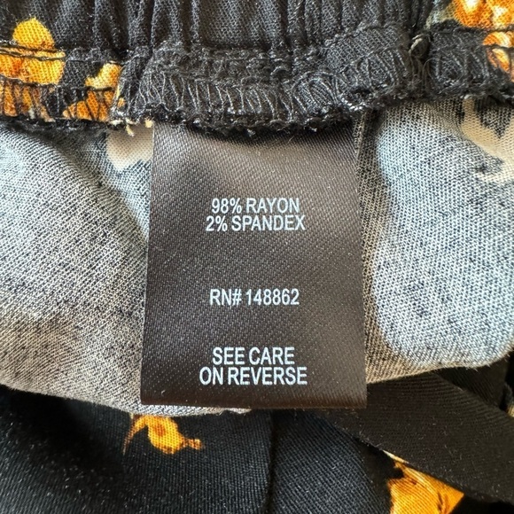 NEW Torrid Black and Yellow Floral Challis Tie Front Tapered Ankle Pants Size 0 - Picture 12 of 12